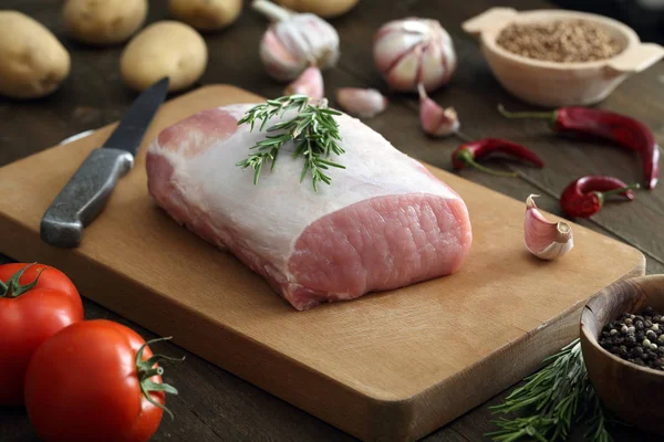 Viande fraîche crue de porc sur planche à découper — Photo