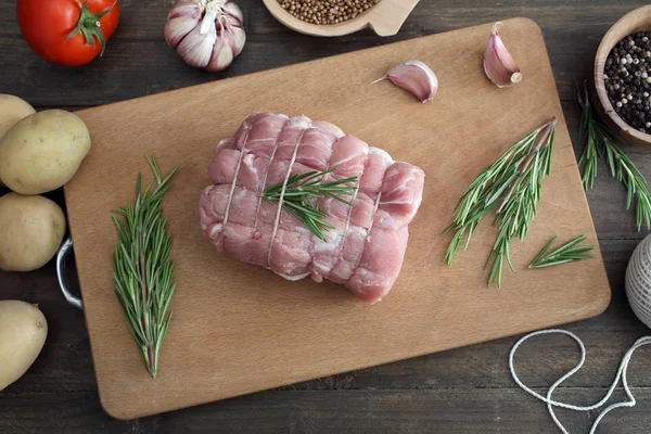 Carne fresca de cerdo crudo en tabla de picar — Foto de Stock