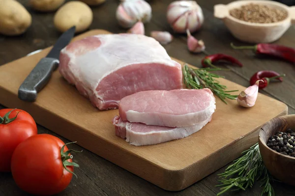 Carne de porco crua fresca em tábua de cortar — Fotografia de Stock