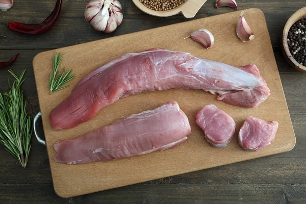 Frisches rohes Schweinefleisch auf Schneidebrett — Stockfoto