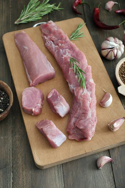 Viande fraîche crue de porc sur planche à découper — Photo