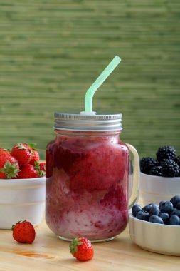 Taze berry smoothies kavanoz içinde