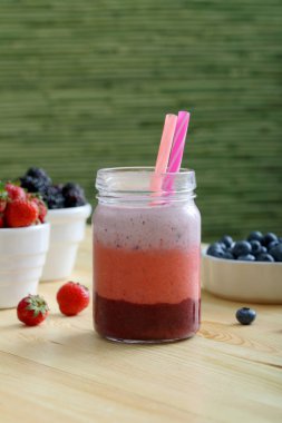 Taze berry smoothies kavanoz içinde