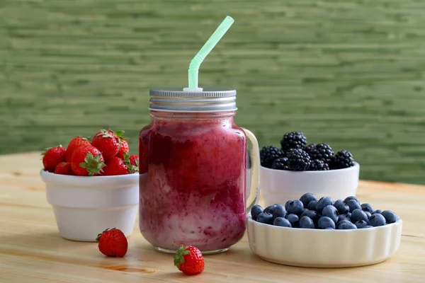 Taze berry smoothies kavanoz içinde