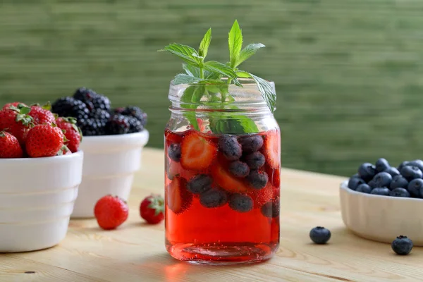 Acqua di disintossicazione o succo di frutta con bacche in vaso di muratore — Foto Stock