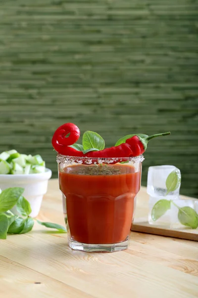 Напиток или коктейль с томатным соком и острым перцем чили — стоковое фото