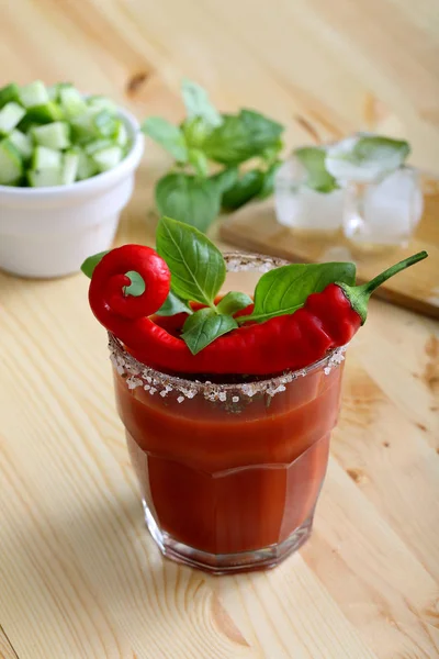 Bebida o cóctel con jugo de tomate y chile rojo picante — Foto de Stock