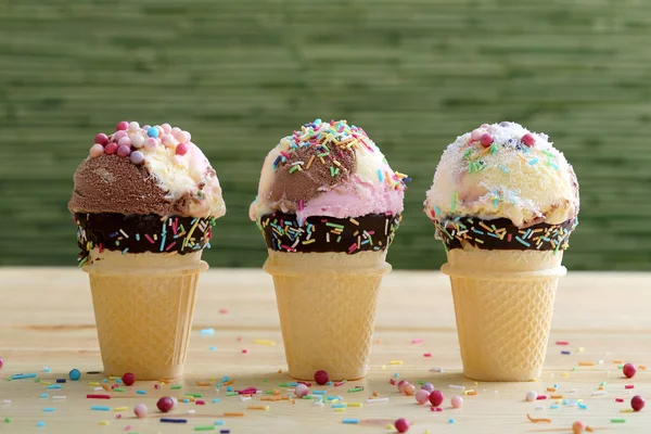 Gelato tre coni con fragole al cioccolato e vaniglia — Foto Stock