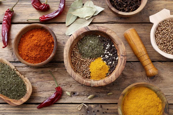 Kuru otlar, baharatlar ve ve biber