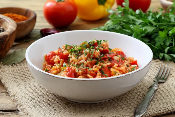 Risotto med tomat sås och grönsaker peppar — Stockfoto