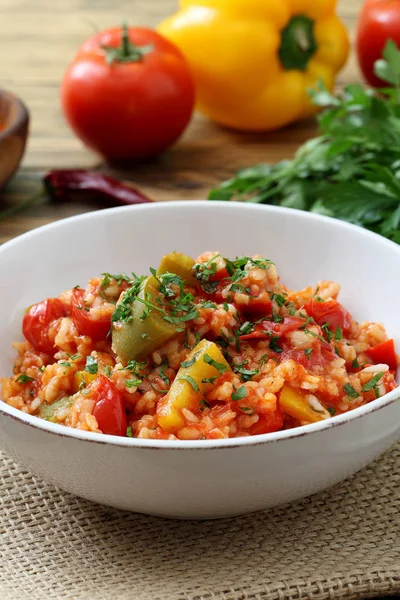 Risotto met tomaat saus en groenten peper — Stockfoto