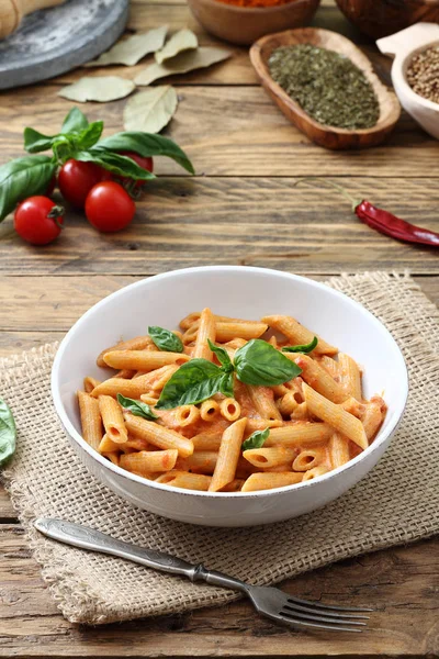 Pasta strascicata con salsa de tomate y parmesano —  Fotos de Stock