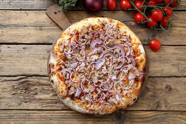 Pizza z cebulą i tuńczykiem — Zdjęcie stockowe