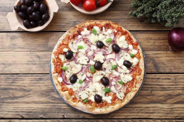 Pizza aux champignons, oignons et olives — Photo