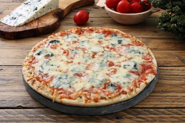 peynir ve gorgonzola İtalyan pizza
