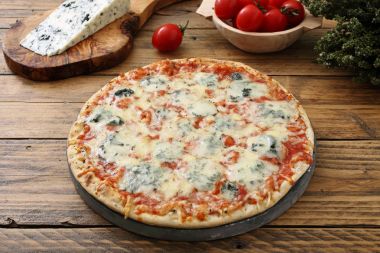 peynir ve gorgonzola İtalyan pizza 
