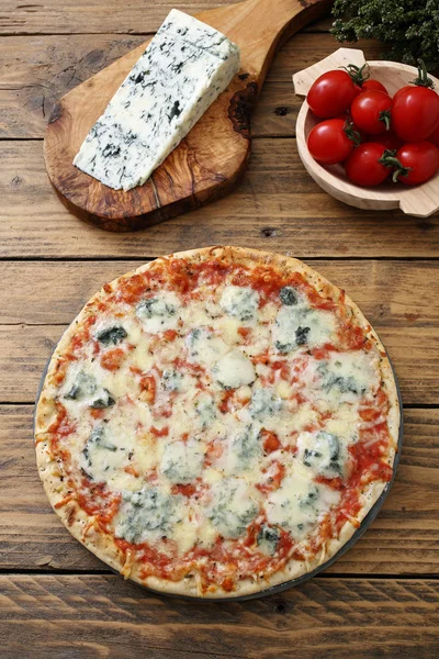 Pizza italiana con formaggio e gorgonzola — Foto Stock