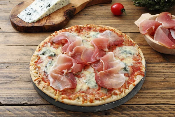Pizza italiana servida em mesa de madeira — Fotografia de Stock