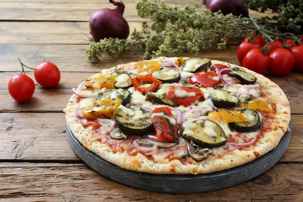 Pizza italienne servie sur table en bois — Photo