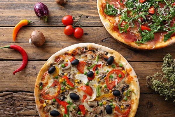 나무 테이블에 제공 하는 이탈리아 피자 — 스톡 사진