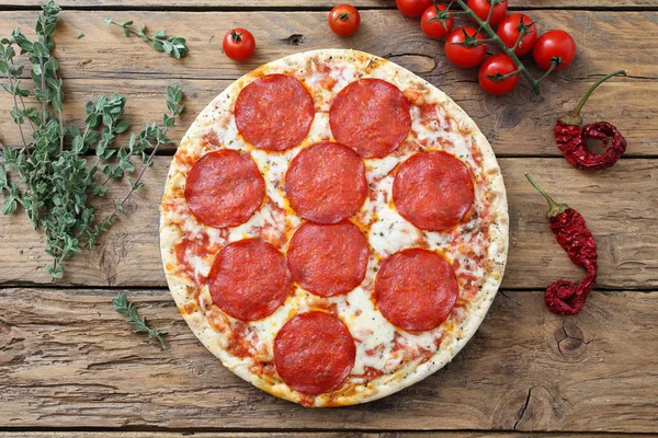 Italská pizza se podává na dřevěný stůl — Stock fotografie