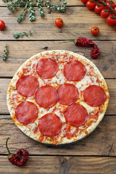 Italská pizza se podává na dřevěný stůl — Stock fotografie