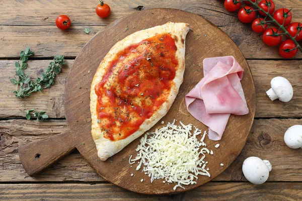 Pizza italienne servie sur table en bois — Photo