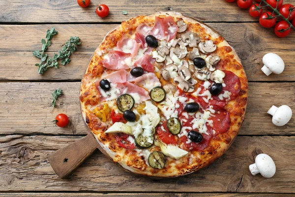 Pizza italiana servita sul tavolo di legno — Foto Stock