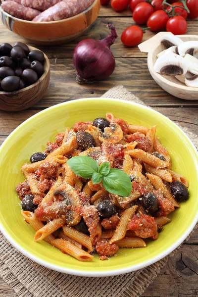 Maccaroni Macarrão Italiano Com Azeitona Cogumelos Sasages — Fotografia de Stock