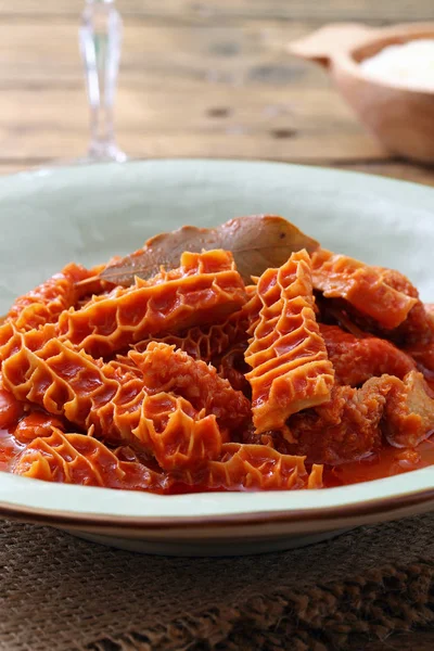 Callos Tradicionales Salsa Tomate Plato Cerámica Rústica Sobre Fondo Mesa —  Fotos de Stock