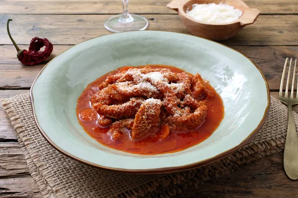 Tradional tripe in tomato sauce in rustic ceramic plate on kitchen table background — Stock Image Tradional Tripe Tomato Sauce Rustic Ceramic Plate Kitchen Table Background Royalty Free Stock Photos