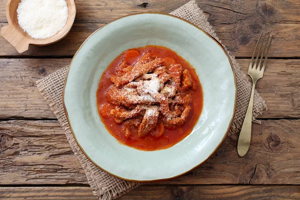 Tradional tripe in tomato sauce in rustic ceramic plate on kitchen table background — Stock Image Tradional Tripe Tomato Sauce Rustic Ceramic Plate Kitchen Table Background Royalty Free Stock Photos