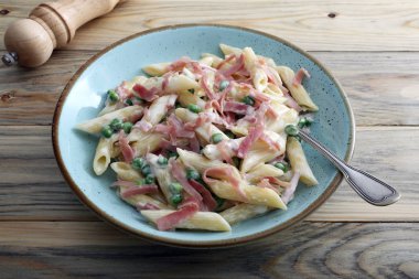 Jambon ve peynirli İtalyan makarnası.