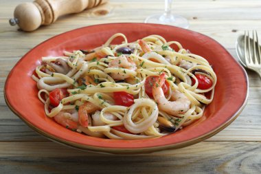 Tablo, deniz ürünleri ile İtalyan makarna görünümü kapatın