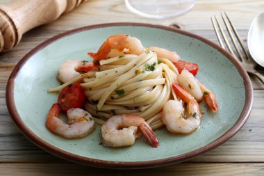 Tablo, deniz ürünleri ile İtalyan makarna görünümü kapatın