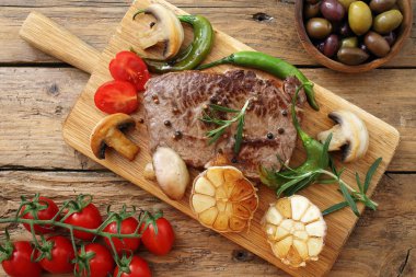 rustik masa arka plan üzerinde ızgara sığır steack