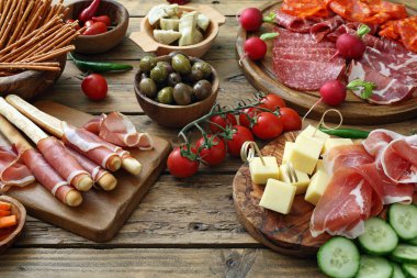 Rustik mutfak masa arka plan üzerinde çeşitli İtalyan antipasti
