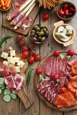Rustik mutfak masa arka plan üzerinde çeşitli İtalyan antipasti