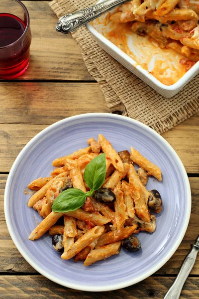 Italiensk Ugnsbakad Pasta Makaroner Med Oliver Och Champinjoner — Stockfoto