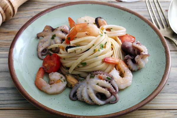 Close Van Italiaanse Pasta Met Zeevruchten Tafel — Stockfoto