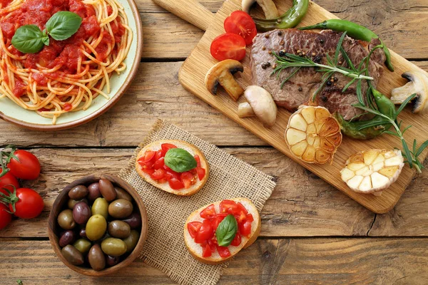 Gegrilltes Rindersteak Auf Rustikalem Tischhintergrund — Stockfoto