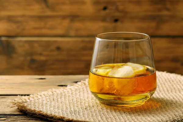 Alkoholisches Getränk Glas Rustikaler Hintergrund — Stockfoto