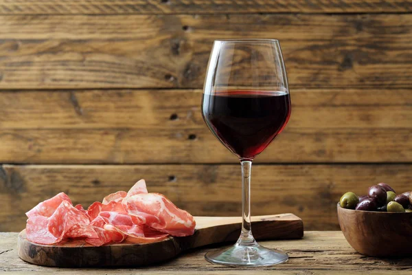 Bicchiere Vino Rosso Sfondo Rustico — Foto Stock