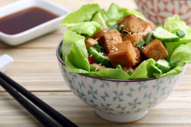 Asya mutfak masa arka plan üzerinde Kızarmış tofu salatası