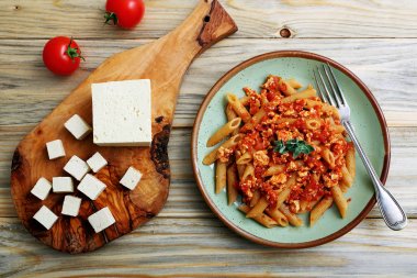 Vejetaryen makarna soya peyniri ve domates sos ile