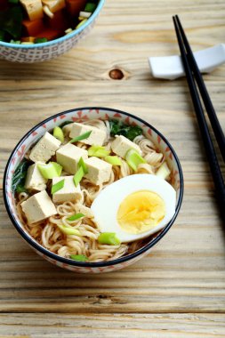 Yumurta ile miso Ramen Asya erişte