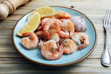 Mutfak Masa arka plan üzerinde seramik tabak ızgara karides