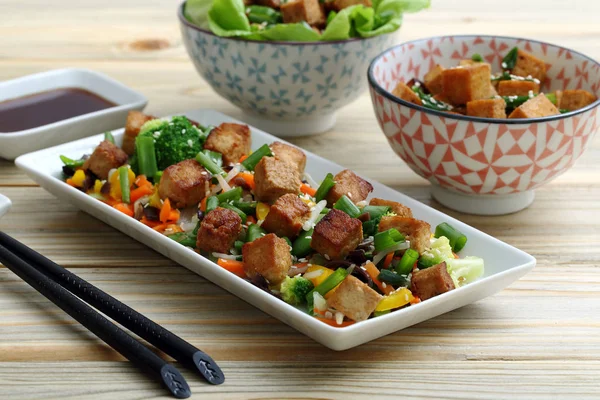 Smażone Tofu Gotowanych Warzyw Tle Tabeli Kuchnia — Zdjęcie stockowe