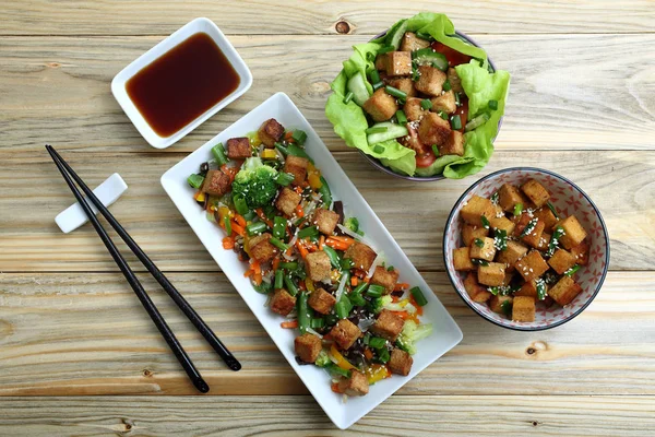 Stekt Tofu Och Kokta Grönsaker Kök Tabellbakgrund — Stockfoto