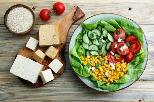 Vegetarischer Salat Mit Tofu Auf Küchentisch — Stockfoto